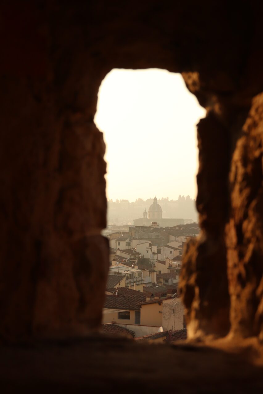 Vista del Duomo di Firenze da una fessura nella roccia