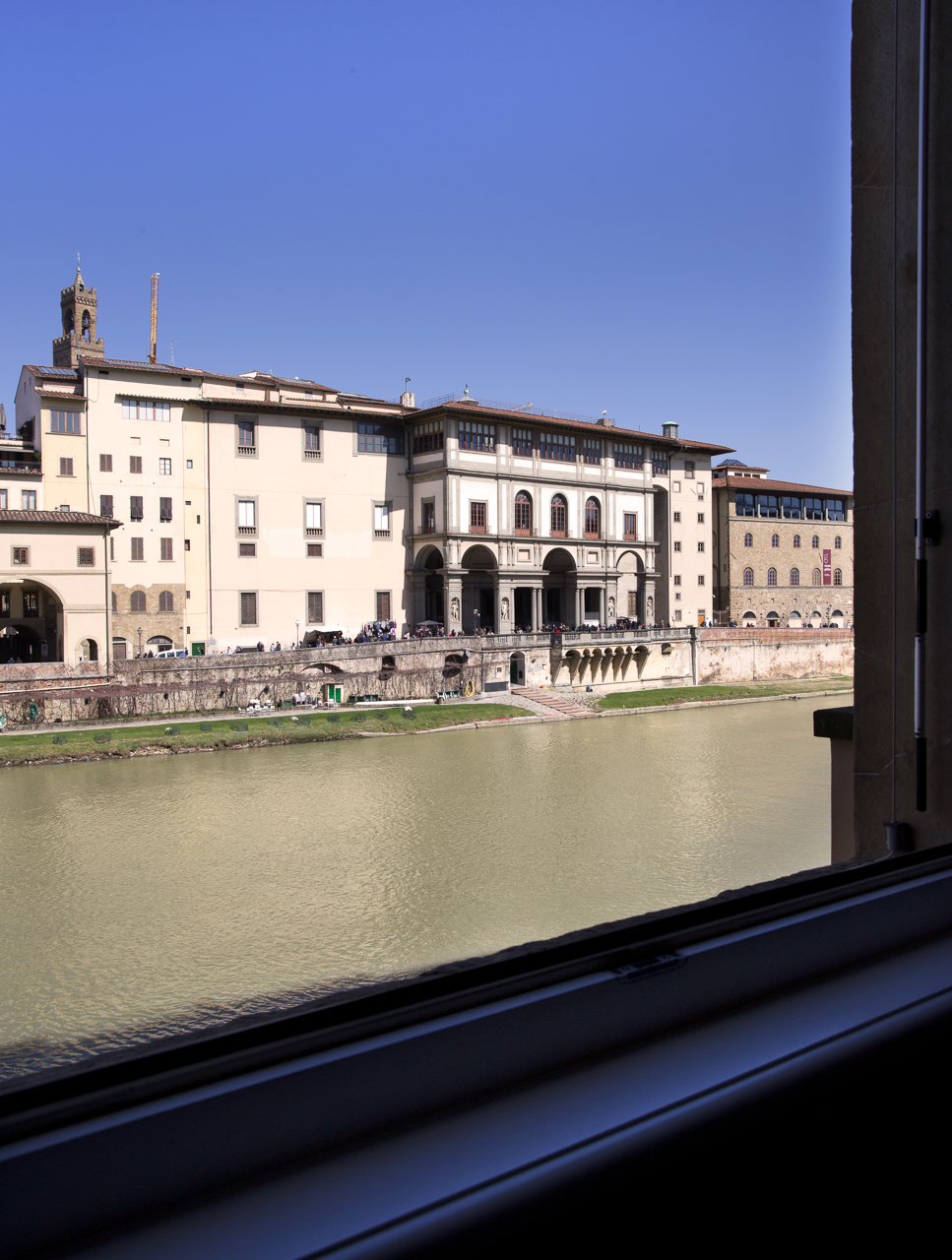 Vista sul Lungarno di Firenze, a significare che lo studio di architettura e interior design Firenze Luigi Fragola Architects offre un servizio di ricerca casa mirato per i tuoi bisogni