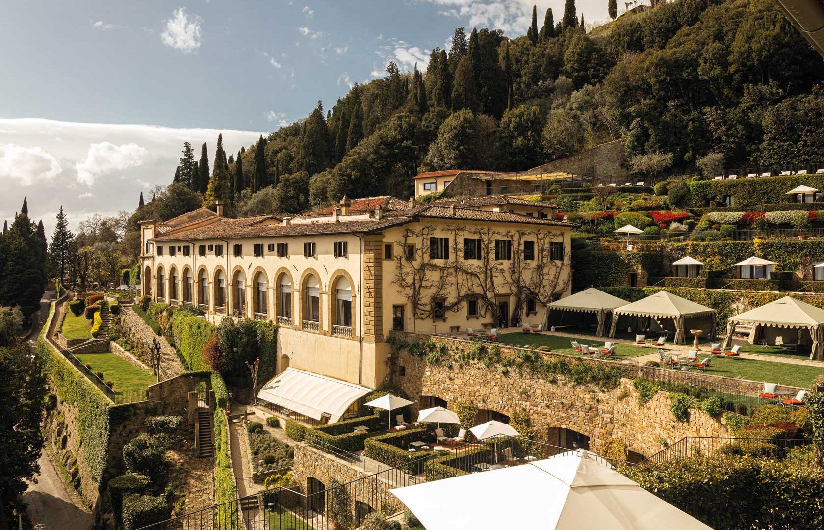 Esterni di Villa San Michele, di cui Luigi Fragola Architects ha curato il design interno insieme al suo studio arredamento interni Firenze